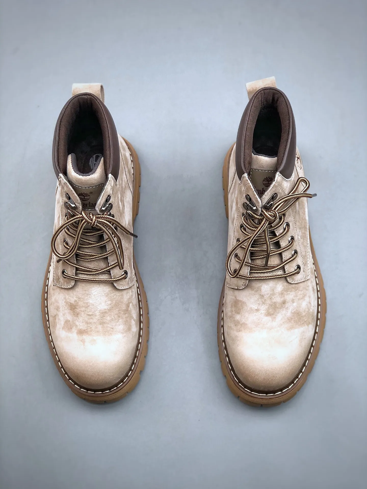 Local self-pickup💰560 supports store release. New goods🚀#Timberland Timberland/Timberland outdoor mid-cut casual rhubarb boots series. Guangdong factory quality. Original box and original packaging. The fabric is made of Italian 🇮🇹 top-grade frosted fine-grained cowhide. It is paired with anti-odor and anti-corrosion genuine leather latex insoles to give you a perfect wearing experience. High-quality and durable. A must-have for sportsmen. Specially designed to treat those who are not handsome. High-quality and first-class foot feel. Size: 38 39 40 41 42 43 44 (leather shoe size)